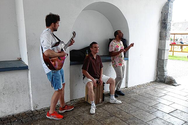 Die Band Lay Out spielte im Eingang zum Schlosshof zu spielen, während das Publikum zur Fortsetzung der Theateraufführung in den ...