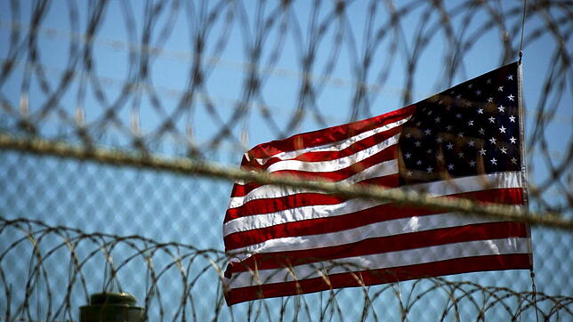 Die US-Flagge weht über einer Gefängnismauer. Nirgendwo auf der Welt sitzen so viele Menschen im Gefängnis wie in den USA, sowohl in ...