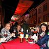 Schönes Ambiente: Diese Tiengener Frauenrunde genießt an einem Tisch des Geschäfts &bdquo;Der Weinladen&ldquo; mit dem hell ...