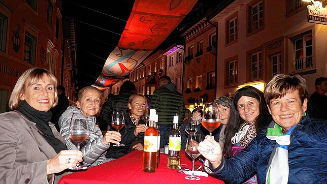 Schönes Ambiente: Diese Tiengener Frauenrunde genießt an einem Tisch des Geschäfts &bdquo;Der Weinladen&ldquo; mit dem hell ...