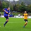Aus vollem Lauf: Der Albbrucker Fabian Hoffmann (links) zieht volley ab, verfehlt aber das Tor. Jannik Geng vom VfR Horheim-Schwerzen ...