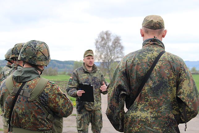 Bild 11: Sprengfallen, Medizinverkäufer und Bewaffnete in Aasen: Das erlebt die Bundeswehr bei ihrer Übung