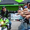 Ehrenrunde nach der Show: Der Markdorfer Stunt-Rider Chris Rid liebt den Kontakt zu seinem Publikum.