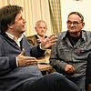 CDU-Fraktionssprecher Marcus Greiner (links) diskutiert mit Besuchern angeregt über die Initiative City-Ring &ndash; und was die CDU ...