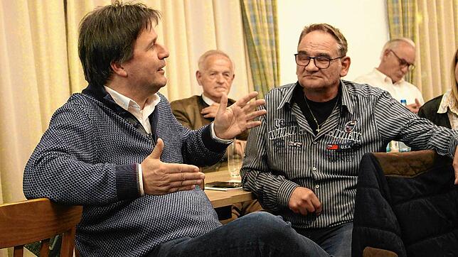 CDU-Fraktionssprecher Marcus Greiner (links) diskutiert mit Besuchern angeregt über die Initiative City-Ring &ndash; und was die CDU ...
