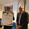 Der scheidende Bürgermeister Rainer Stolz (rechts) wurde vom Vorsitzenden Hubert Steinmann im Rahmen der Hauptversammlung zum ...