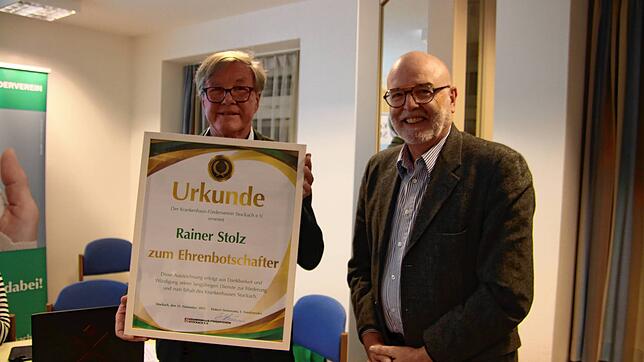 Der scheidende Bürgermeister Rainer Stolz (rechts) wurde vom Vorsitzenden Hubert Steinmann im Rahmen der Hauptversammlung zum ...