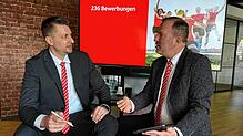 Staunen über die Rekordbeteiligung beim Vereinswettbewerb 2024 von Sparkasse und SÜDKURIER: Michael Pohl (links) und Timo Kiermaier von ...