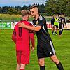 Handshake zwischen Dennis Roser (SV Mühlhausen, rechts) und dem Walbertsweiler Daniel Gillert nach dem 2:2 im Bezirksliga-Spitzenspiel.