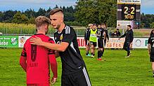 Handshake zwischen Dennis Roser (SV Mühlhausen, rechts) und dem Walbertsweiler Daniel Gillert nach dem 2:2 im Bezirksliga-Spitzenspiel.
