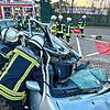 Ein völlig demoliertes Auto: Bei der Wachausbildung trainieren die Männer die Personenrettung.