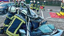 Ein völlig demoliertes Auto: Bei der Wachausbildung trainieren die Männer die Personenrettung.
