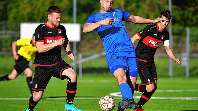 Pechvogel: Alexander Baumgartner (links, gegen Kevin Keller) traf in der Schlussminute unglücklich ins eigene Netz zum 3:3 des FC RW ...