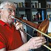 Ohne Übung geht auch bei einem langjährigen Musiker wie Wolfgang Riester nichts. Hier übt der dienstälteste Musiker der Stadtkapelle in ...