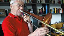 Ohne Übung geht auch bei einem langjährigen Musiker wie Wolfgang Riester nichts. Hier übt der dienstälteste Musiker der Stadtkapelle in ...