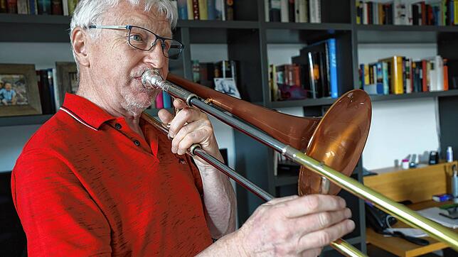 Ohne Übung geht auch bei einem langjährigen Musiker wie Wolfgang Riester nichts. Hier übt der dienstälteste Musiker der Stadtkapelle in ...