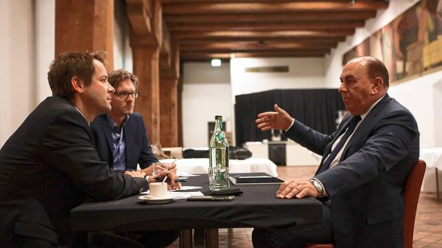 Von rechts: Ex-Bundesbank-Chef Axel Weber im Gespräch mit SÜDKURIER-Chefredakteur Stefan Lutz und Wirtschaftsressort-Leiter Walther ...