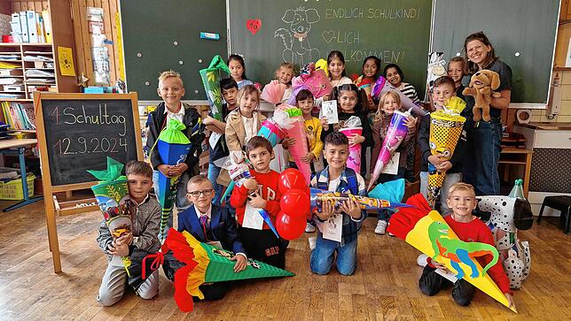 Klasse 1a, „Hunde“: Die Erstklässler mit Klassenlehrerin Talitha Renkert.