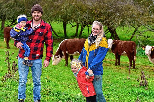 Fototermin auf der Weide. Lukas Wintermantel mit Partnerin Juliane Dentler und den beiden Töchtern Ida und Luisa.