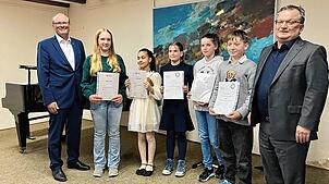 Die Donaueschinger Preisträger von „Jugend musiziert“ erhalten ihre Urkunden. Bürgermeister Severin Graf (von links) gratuliert, Klara ...