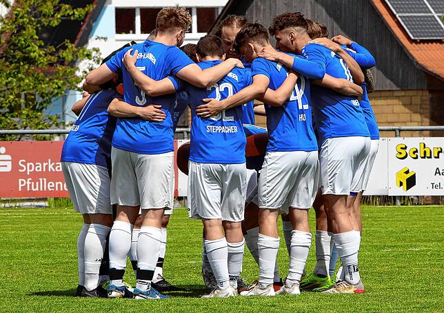 Bild 1: Der TSV Aach-Linz kantert Spfr Owingen-Billafingen 7:0 nieder. Wir waren mit der Kamera dabei.