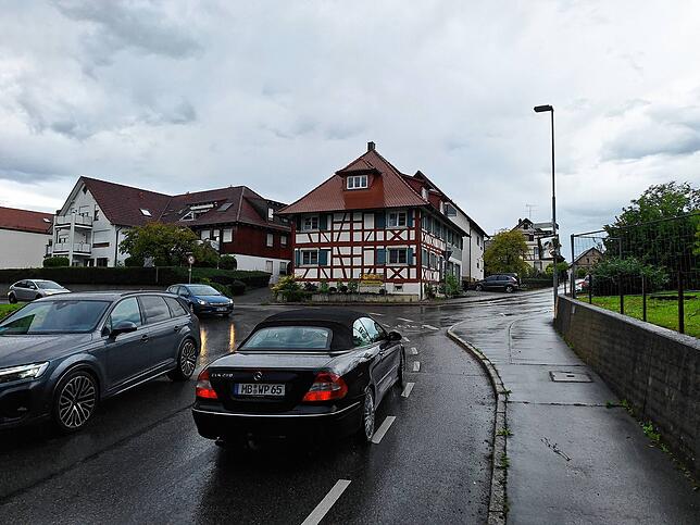 In diesem Bereich vor der Kurve am Schloss wünscht sich die Efrizweiler Initiative zumindest einen Zebrastreifen. Fußgänger seien an ...
