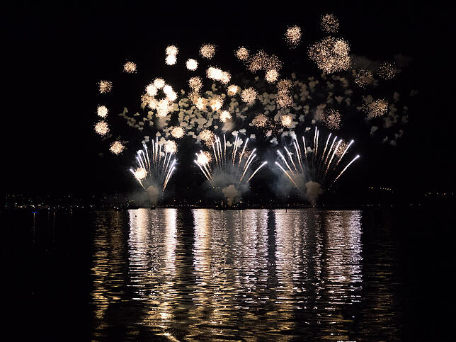 Bild 20: Das Seenachtfest-Feuerwerk vom Logenplatz am Yachthafen: Der Kreuzlinger Teil in Bildern