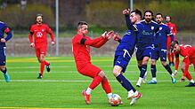 Visier eingestellt: Nexhdet Gusturanaj (links) vom FC Tiengen 08 ist für das Pokal-Halbfinale gegen Valmir Gashi und den VfB Waldshut ...