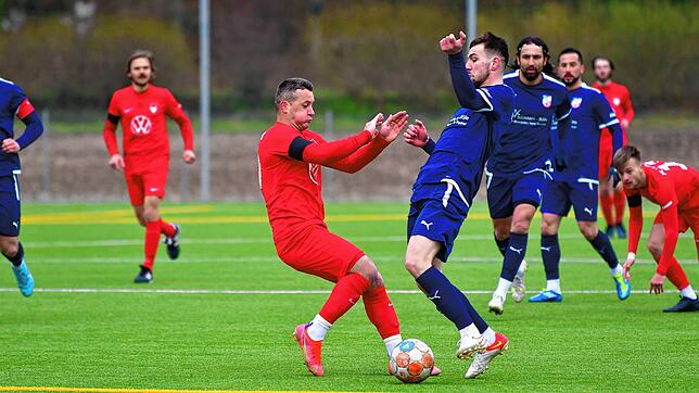 Visier eingestellt: Nexhdet Gusturanaj (links) vom FC Tiengen 08 ist für das Pokal-Halbfinale gegen Valmir Gashi und den VfB Waldshut ...