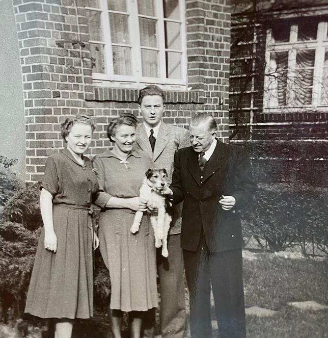Am Tag der Flucht: Edeltraud mit ihren Eltern und ihrem Bruder. Von links: Edeltraud, Walter, Hertha und Günter Ellermann mit Hund ...