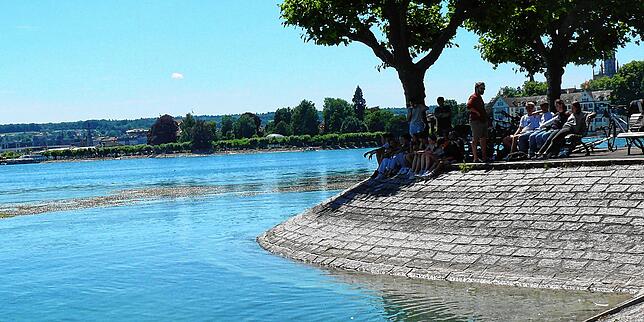 Am Mauerwerk an der Seestraße ist gut zu erkennen, wie niedrig der Wasserstand ist: Man kann den Seegrund über eine weite Strecke sehen.