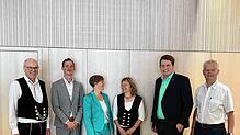 Im Gespräch (von links): Bernhard Tritschler (Geschäftsführer Holzbau Amann), Jan-Lukas Schmitt (Kreisvorsitzender Grüne), Franziska ...