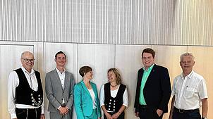 Im Gespräch (von links): Bernhard Tritschler (Geschäftsführer Holzbau Amann), Jan-Lukas Schmitt (Kreisvorsitzender Grüne), Franziska ...
