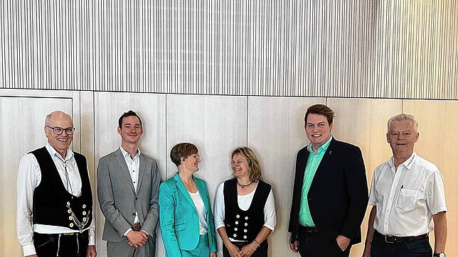 Im Gespräch (von links): Bernhard Tritschler (Geschäftsführer Holzbau Amann), Jan-Lukas Schmitt (Kreisvorsitzender Grüne), Franziska ...