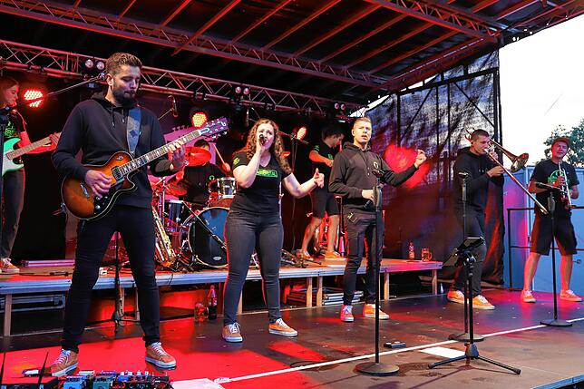 Zum Repertoire der Gruppe BrassBrutal – hier auf der Außentribüne beim Fest der Blasmusik – gehören Hip-Hop, Rock-Klassiker und ...