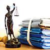 Ein Gerichtshammer, eine Justitia-Staue und Akten. (Symbolbild) Die Beschwerdekammer des Obergerichts des Kantons Aargau folght dem ...
