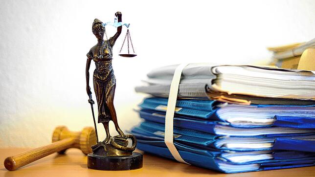 Ein Gerichtshammer, eine Justitia-Staue und Akten. (Symbolbild) Die Beschwerdekammer des Obergerichts des Kantons Aargau folght dem ...