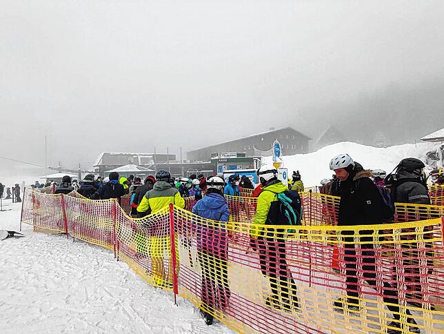 Lange Schlangen zum Freischalten der Tickets sorgten im vergangenen Winter für frustrierte Skifahrer auf dem Feldberg. Das Problem habe ...