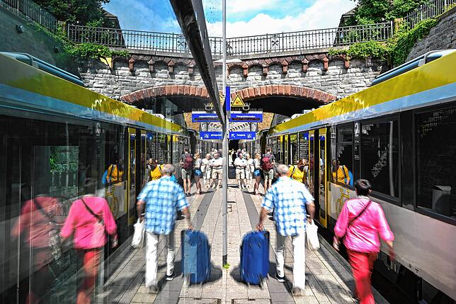 Bahnreisende steigen am Bahnhof in Überlingen in einen Regionalzug ein, der gerade eben eingefahren ist und sich in der Glasfront des ...
