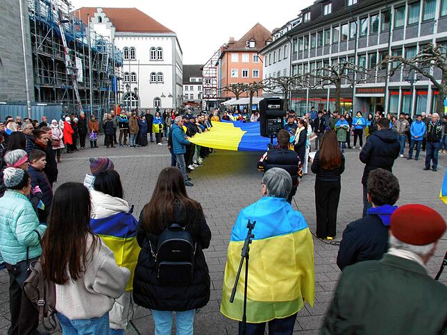 Rund 200 Menschen erinnern auf dem Radolfzeller Marktplatz an den Beginn des russischen Angriffskriegs gegen die Ukraine vor zwei Jahren.