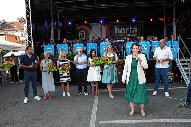 Bild 24: Bilder vom Weinfest Konstanz 2024: Feiern auf dem Stephansplatz