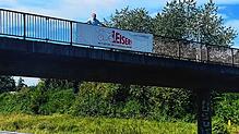 Bürgermeister Dirk Harscher steht auf einer Brücke an einem der Lärmschutzbanner im Schopfheimer Stadtgebiet. Bild: Stadt Schopfheim