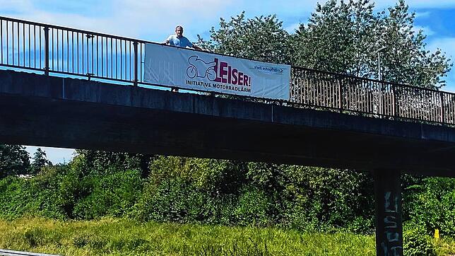 Bürgermeister Dirk Harscher steht auf einer Brücke an einem der Lärmschutzbanner im Schopfheimer Stadtgebiet. Bild: Stadt Schopfheim