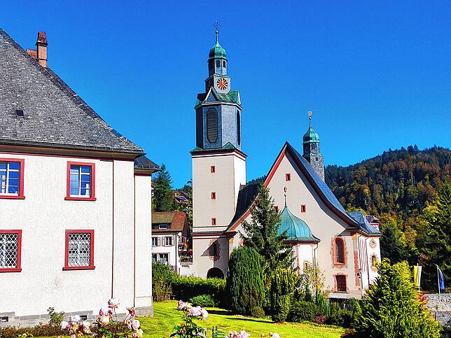Links im Bild, unweit der Todtmooser Wallfahrtskirche, befindet sich das Paulinerkloster.