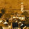 Detail eines Fotos um 1930: Das Storchehus mit den Treppengiebeln im Vordergrund. Das Felsenhüttle, das erhöht oberhalb des ...