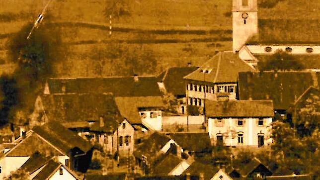 Detail eines Fotos um 1930: Das Storchehus mit den Treppengiebeln im Vordergrund. Das Felsenhüttle, das erhöht oberhalb des ...