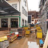 Der schmale Raum zwischen dem „alten“ Winzerhaus und der neuen Kelterhalle ist zur Zeit noch Baulager. Wenn alles fertig ...