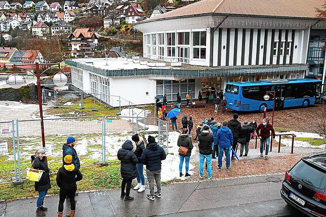 Trotz Terminvergabe mit einem ungefähren Zeitkorridor bilden sich vor dem Kurhaus lange Schlangen von Impfwilligen. Bild: Hans-Jürgen ...