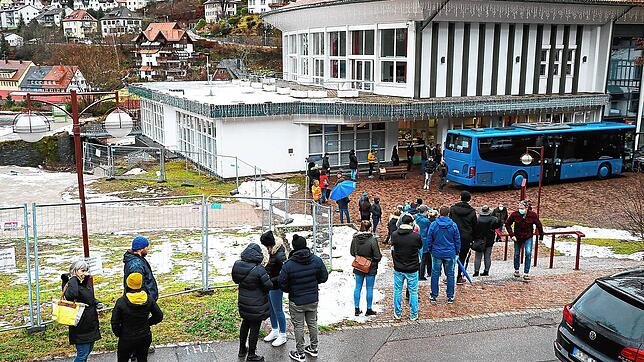 Trotz Terminvergabe mit einem ungefähren Zeitkorridor bilden sich vor dem Kurhaus lange Schlangen von Impfwilligen. Bild: Hans-Jürgen ...
