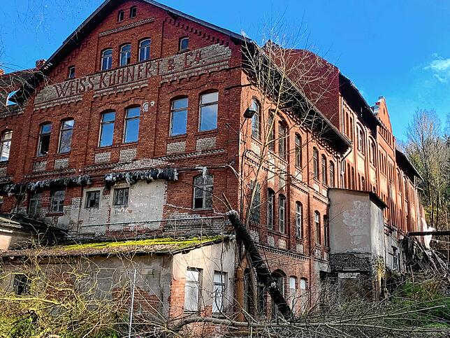 Weiss, Kühnert und Co. steht auf der ehemaligen Fabrik in Gräfenthal in Thüringen an der Grenze zu Bayern.